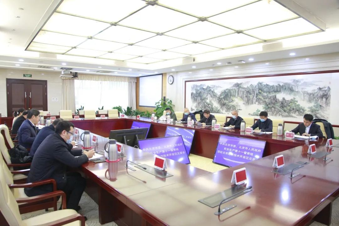 坐在男人嘴上让他添在线视频