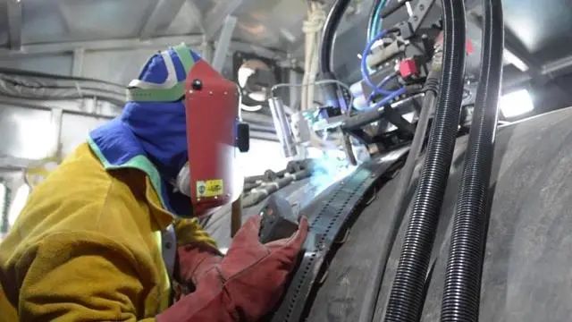 坐在男人嘴上让他添在线视频