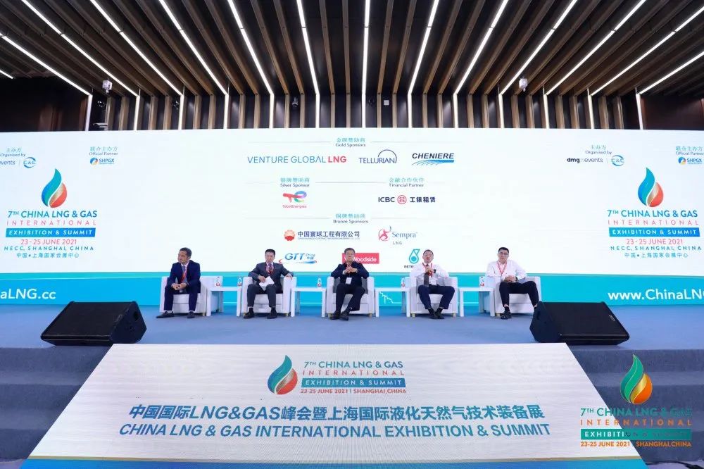 坐在男人嘴上让他添在线视频