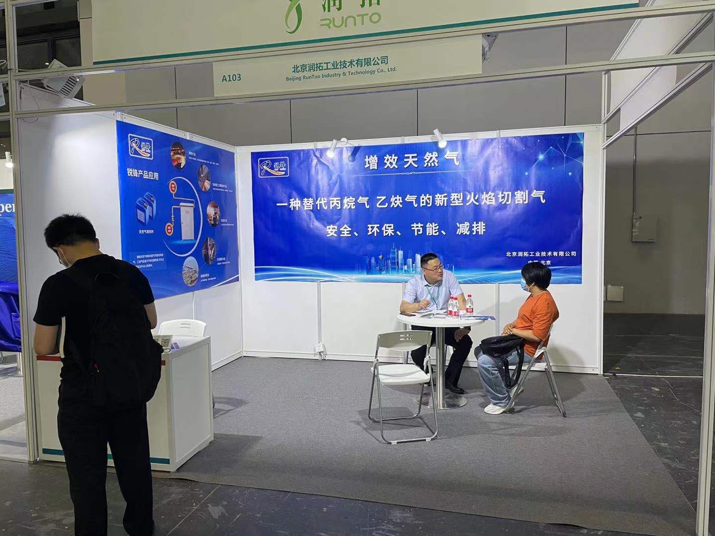 坐在男人嘴上让他添在线视频