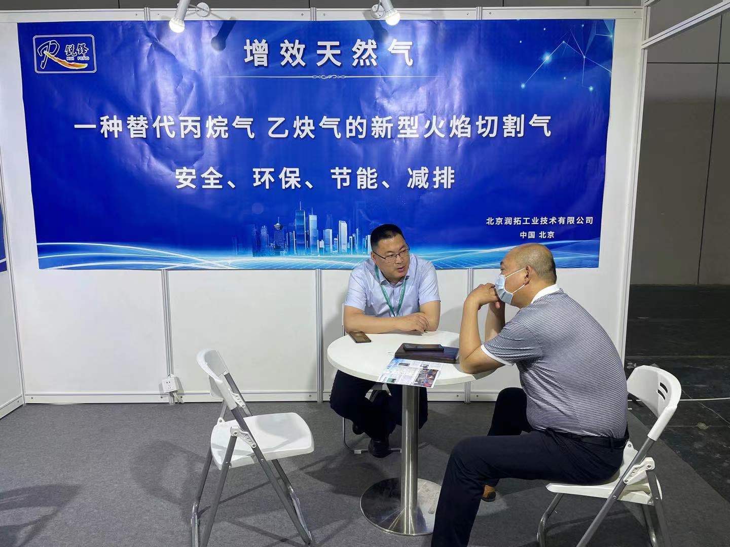 坐在男人嘴上让他添在线视频