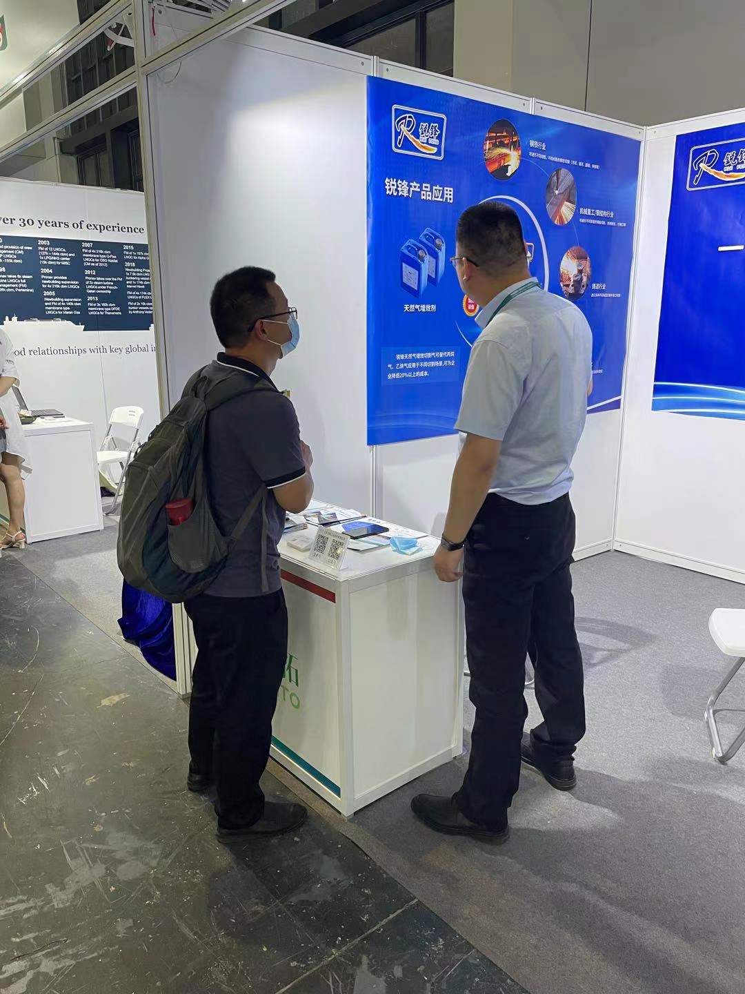 坐在男人嘴上让他添在线视频