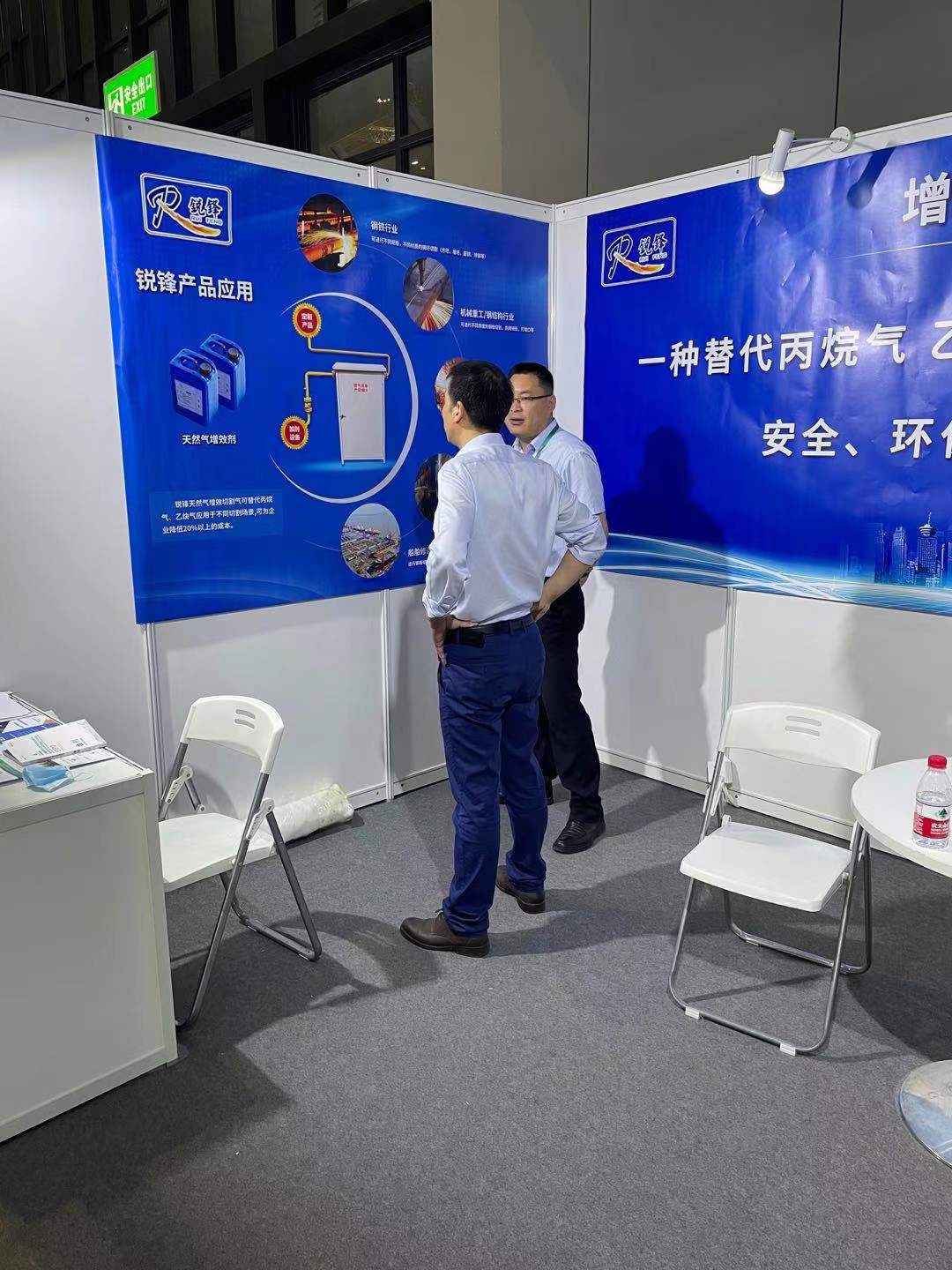 坐在男人嘴上让他添在线视频