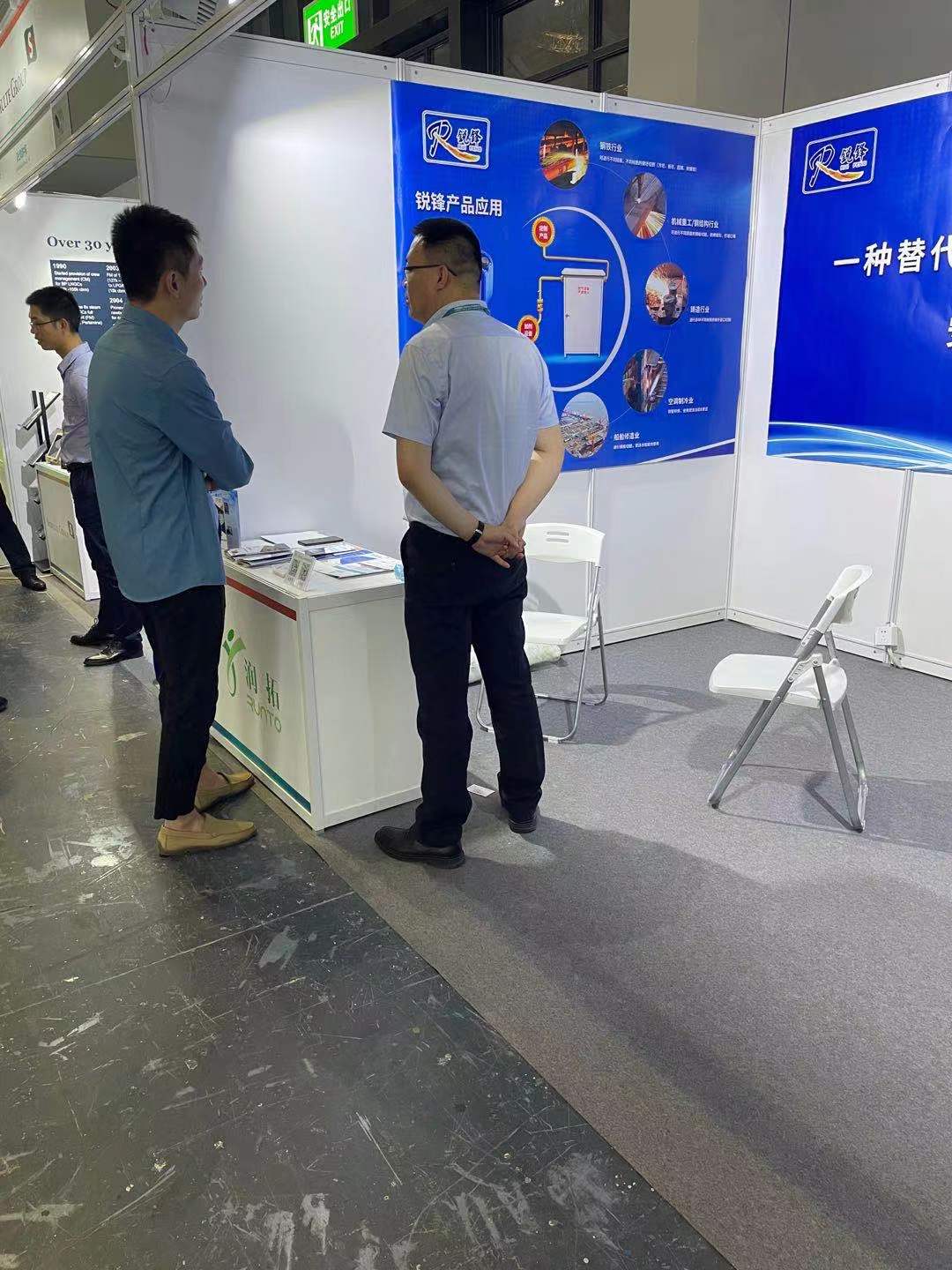 坐在男人嘴上让他添在线视频