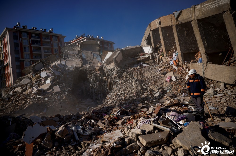 坐在男人嘴上让他添在线视频