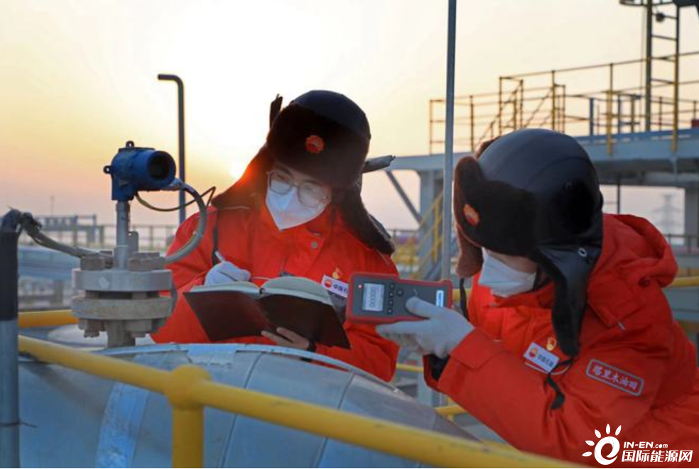 坐在男人嘴上让他添在线视频