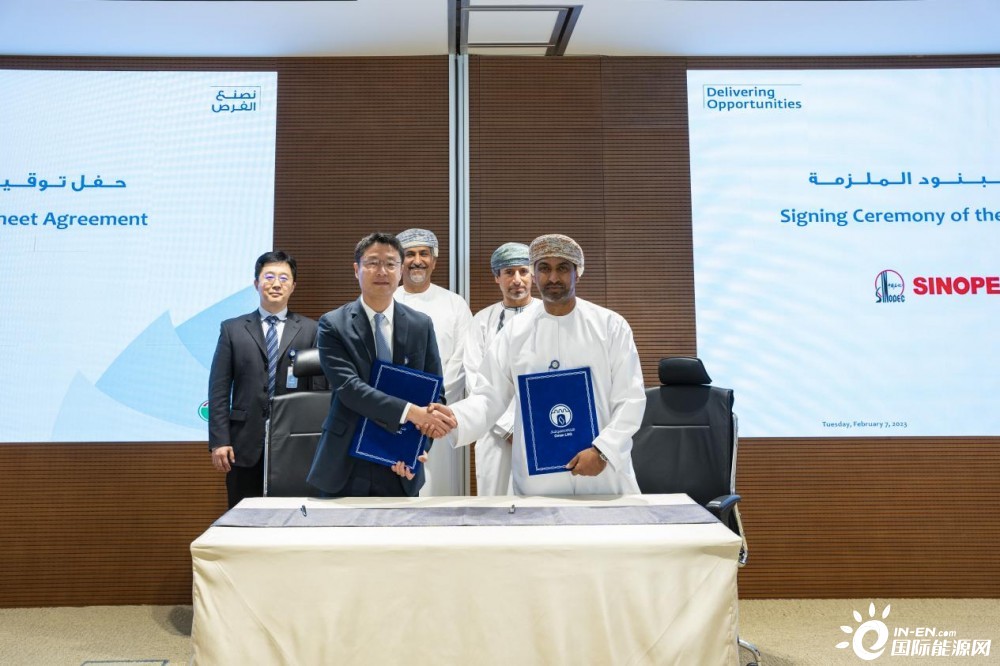 坐在男人嘴上让他添在线视频