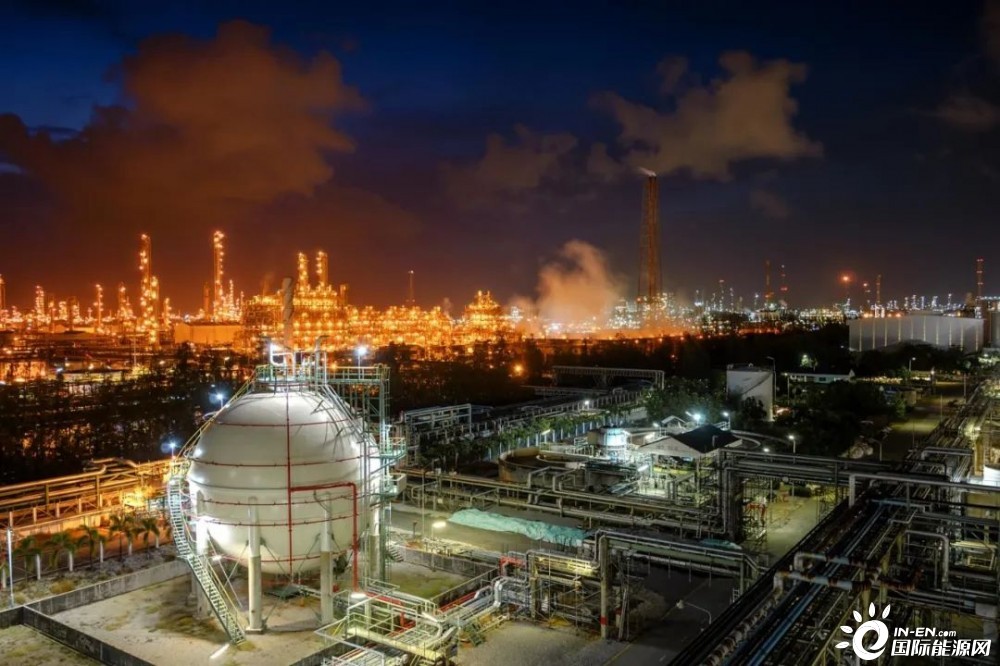 坐在男人嘴上让他添在线视频