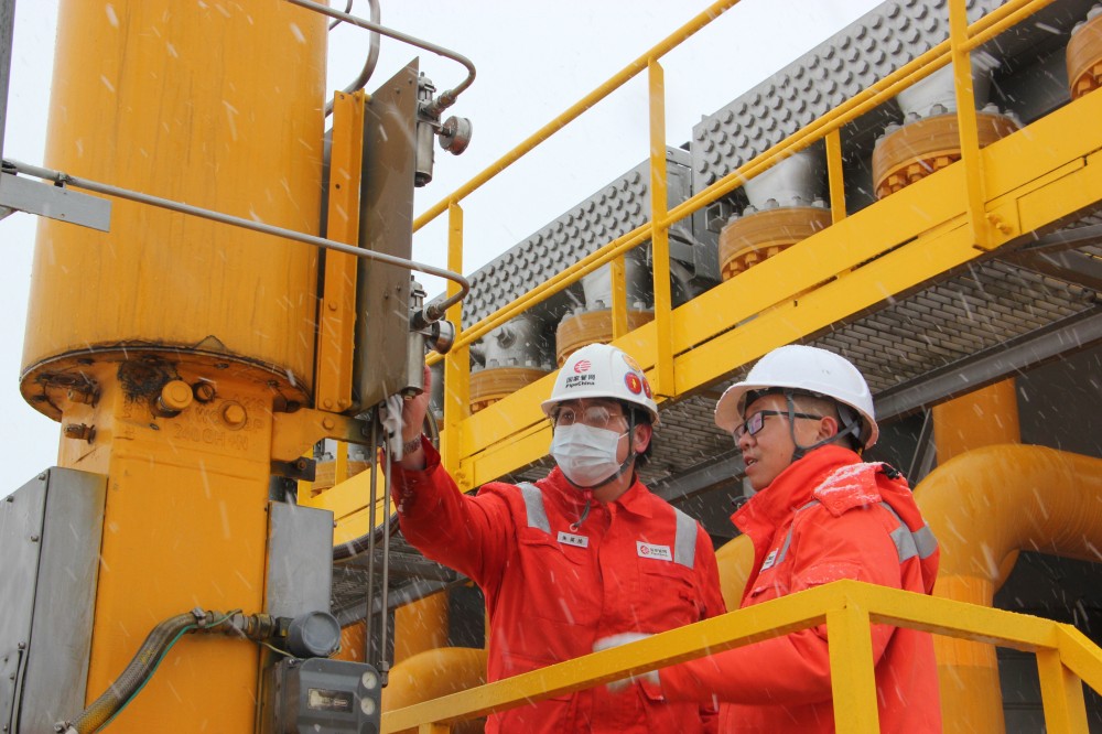 坐在男人嘴上让他添在线视频