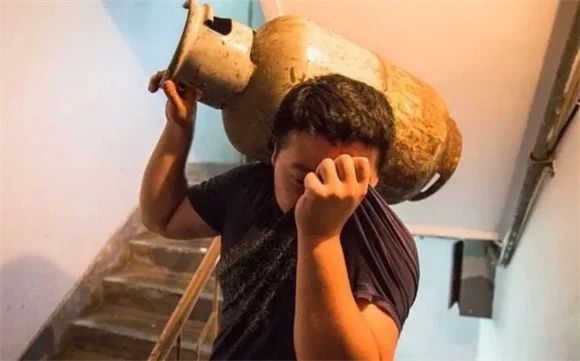 坐在男人嘴上让他添在线视频