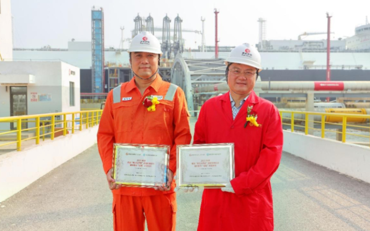 坐在男人嘴上让他添在线视频