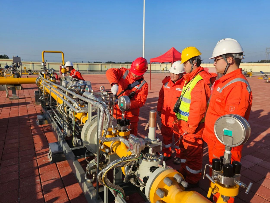 坐在男人嘴上让他添在线视频