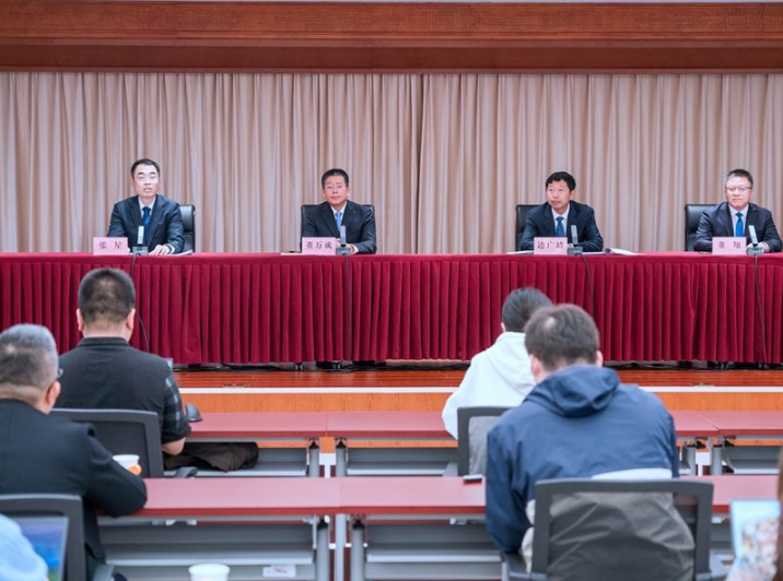 坐在男人嘴上让他添在线视频