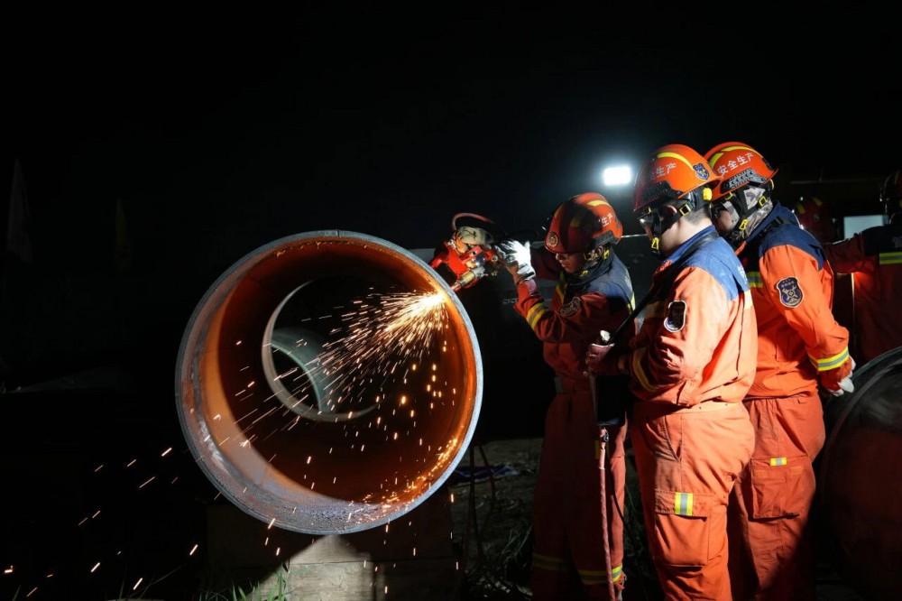 坐在男人嘴上让他添在线视频